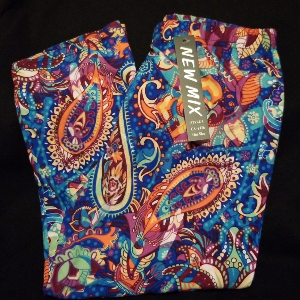 BRIGHT paisley patterned Capri leggings OS